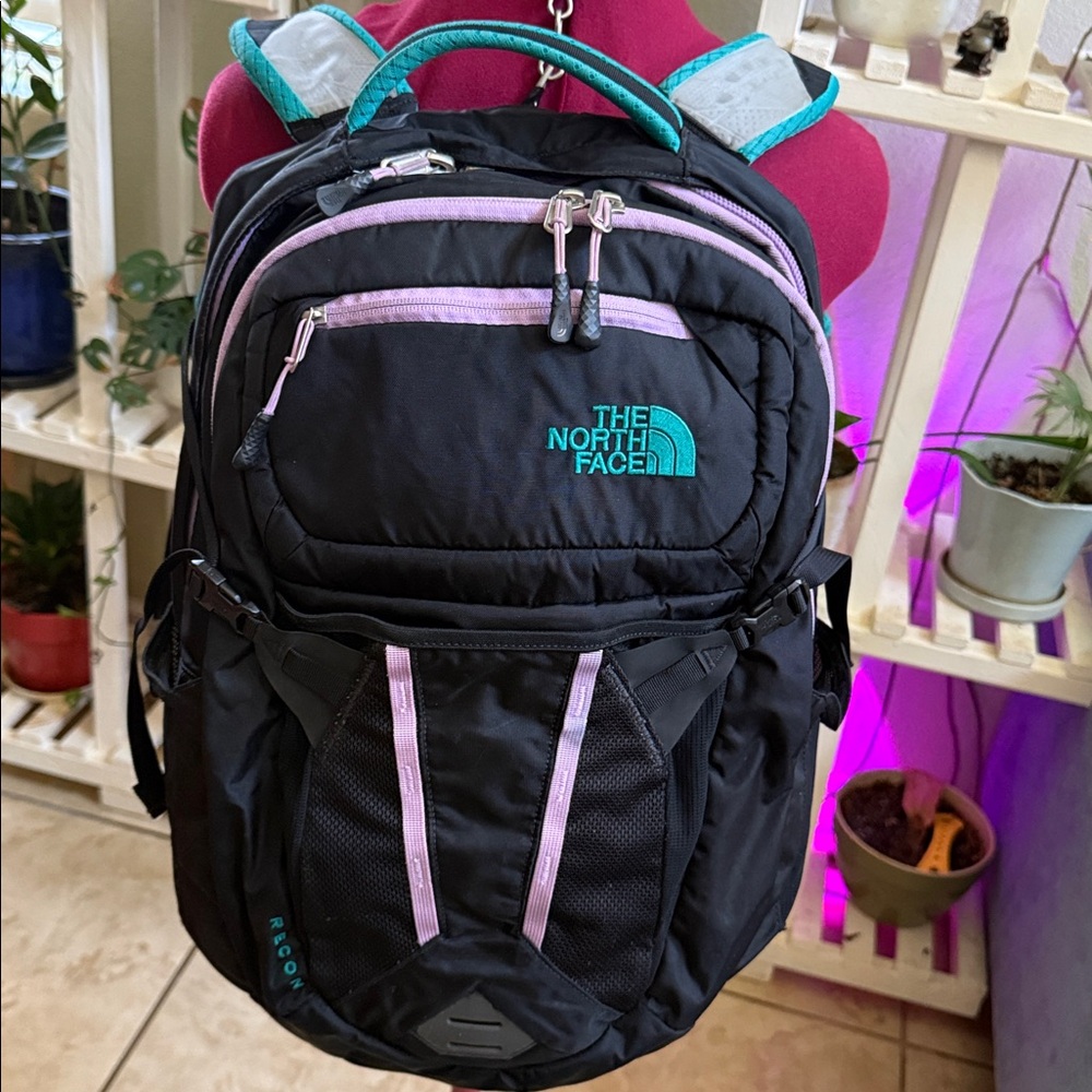 North Face Recon backpack women’s in pre-loved and well care for condition - Picture 2 of 9